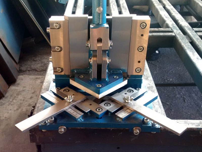 Висічний прес для вирізання кутків