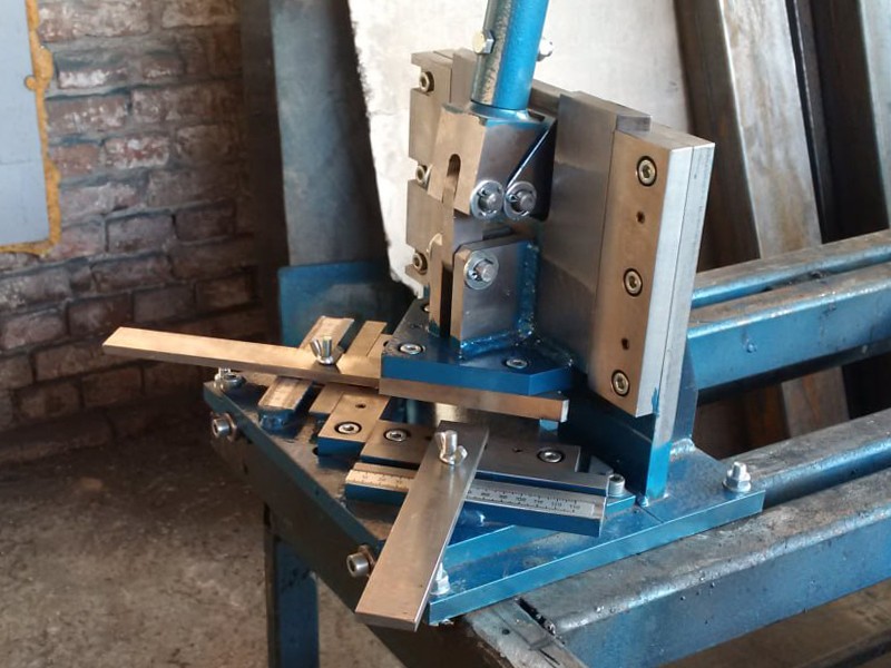 Висічний прес для вирізання кутків