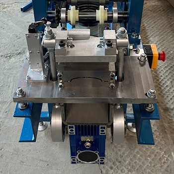 Отрезная автоматическая гильотина