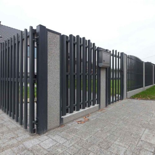 Зашивка забора штакетным профилем